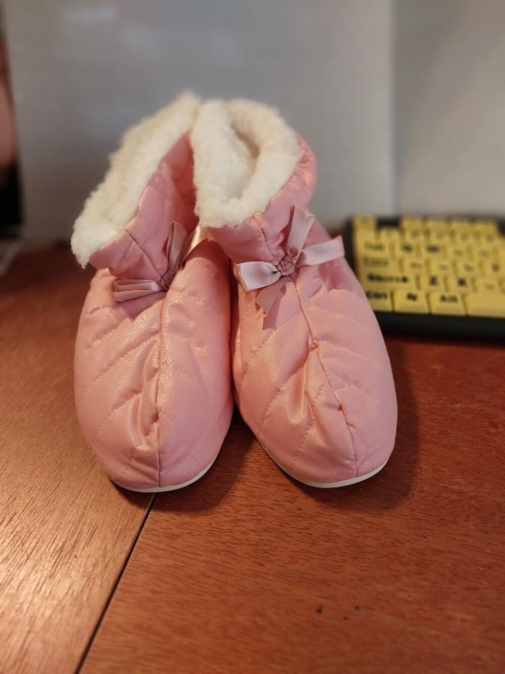 NEW! Light Pink Quilted Bootie Slipper Soft White Faux Fur Collar Satin Bow Sz M